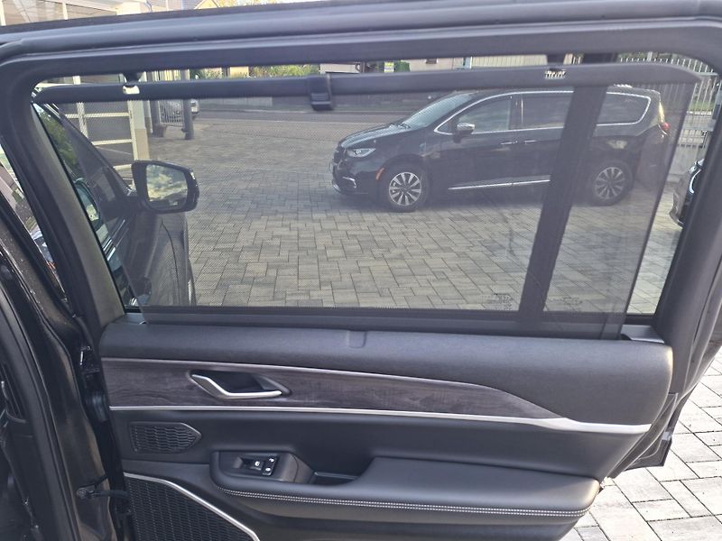 Jeep Grand Cherokee (2022) 3,6L V6 4X4 LONG LIMITED 6míst - fotka 15 z 38