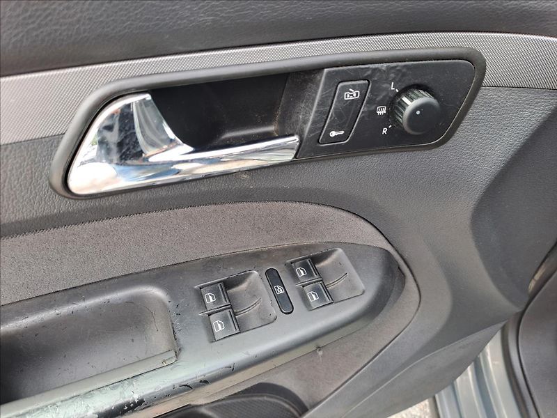 Volkswagen Touran 1,6 i 75 kW DIGIKLIMA - fotka 10 z 13