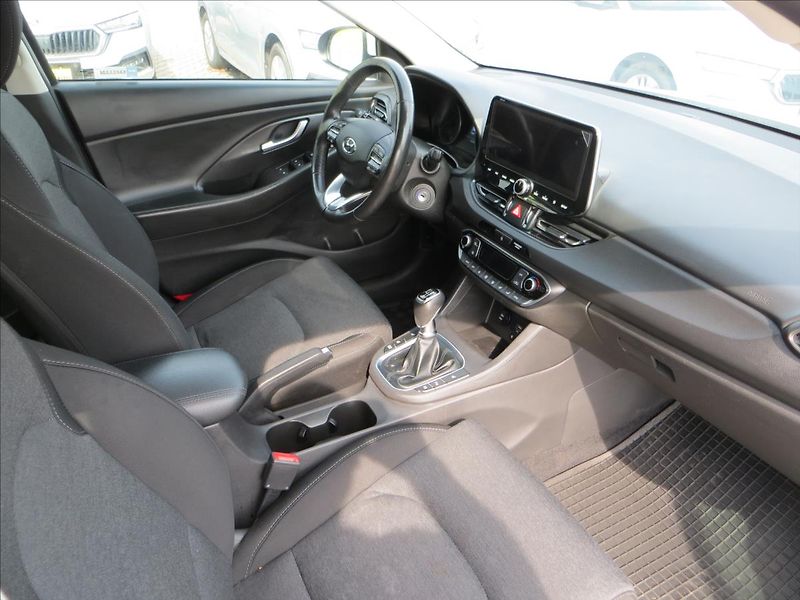 Hyundai i30 1,5 T-GDI mHEV Family Smart - fotka 11 z 28