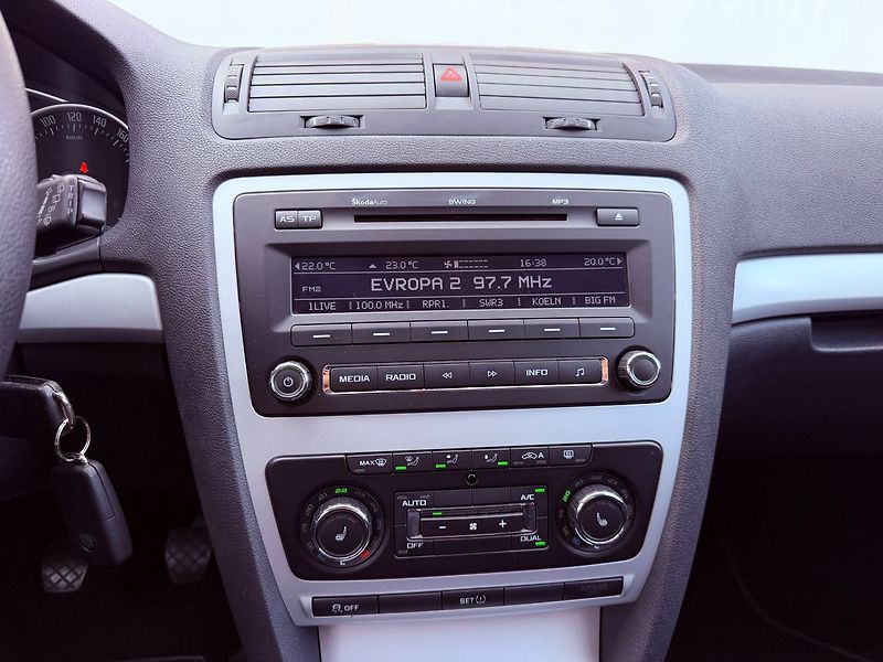 Škoda Octavia 1.4 TSi Elegance, Serviska - fotka 18 z 25