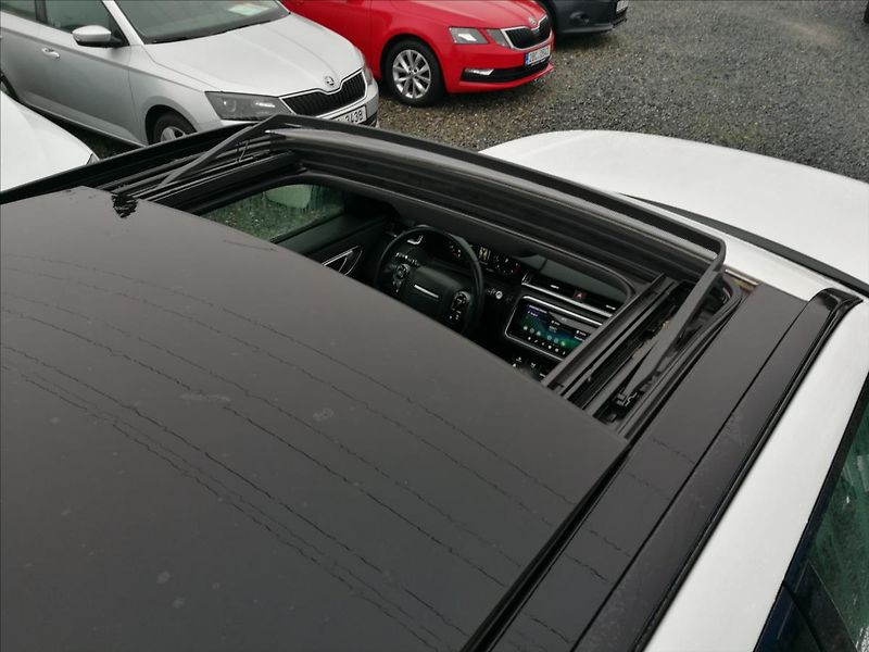 Land Rover Range Rover Velar 3,0 D300 SE - fotka 17 z 22