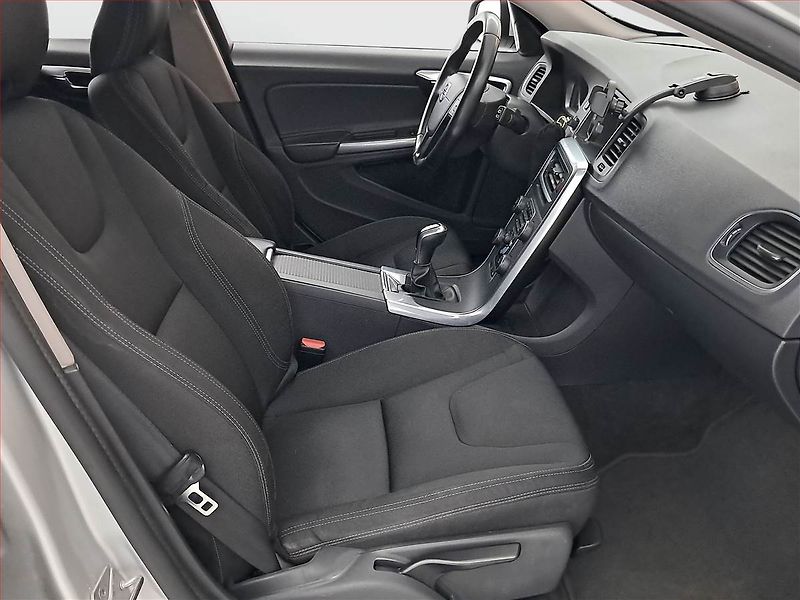 Volvo V60 (2017) D3 2.0, Navi, Tempomat - fotka 9 z 18