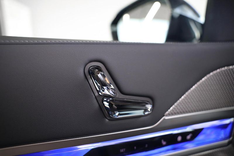 BMW Řada 7 740d xDrive Sedan - fotka 27 z 37