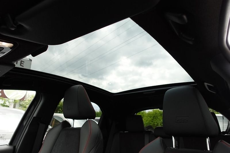 Toyota Yaris 1,5 HEV GR SPORT VIP Skyview - fotka 31 z 35