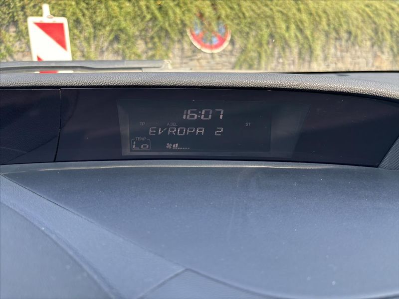 Honda Civic 1,8 V-Tec 103kW 1.ČR SERVISKA - fotka 17 z 31