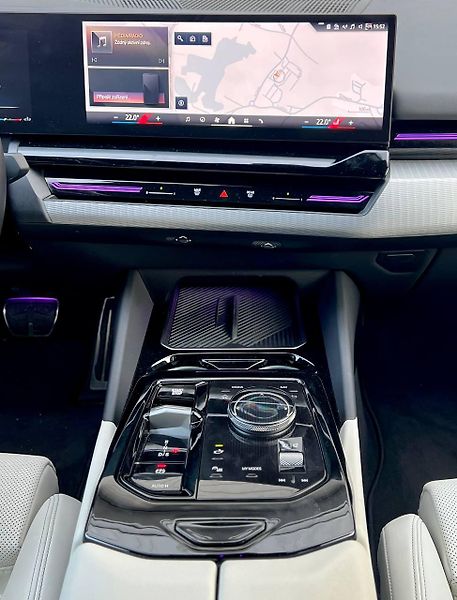 BMW Řada 5 (2024)  HARMAN/KARDON HEAD-UP TAŽNÉ - fotka 12 z 19