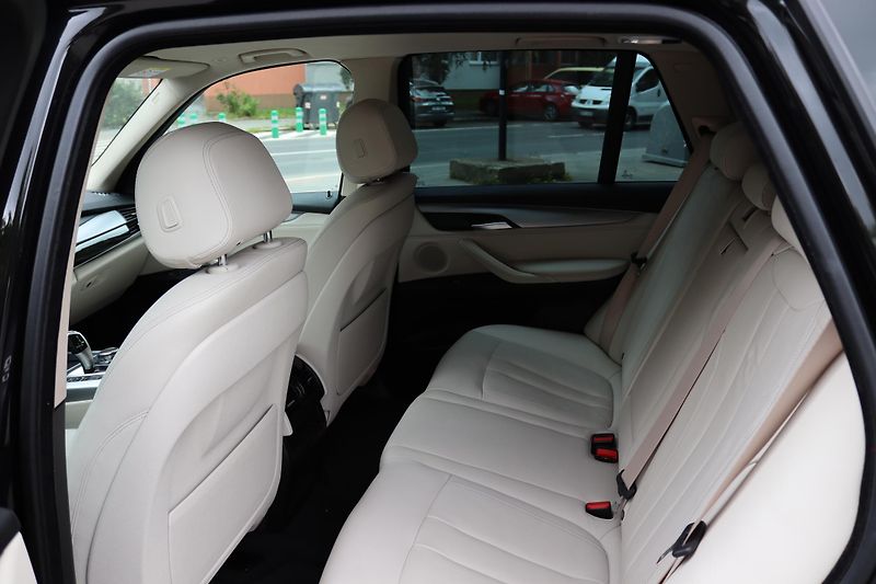 BMW X5 XDRIVE 40e F15 230kW DPH - fotka 31 z 48