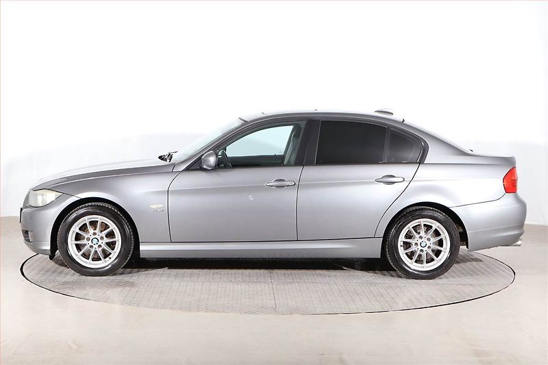 BMW Řada 3 (2011) Individual 320 d xDrive, 4X4 - fotka 3 z 22