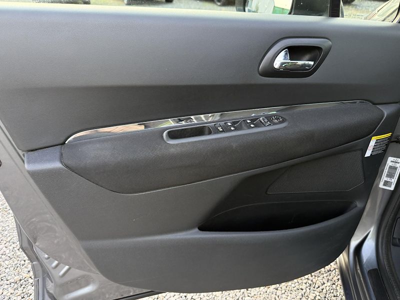 Peugeot 5008 2.0HDi 110kW Navi Panorama - fotka 16 z 20
