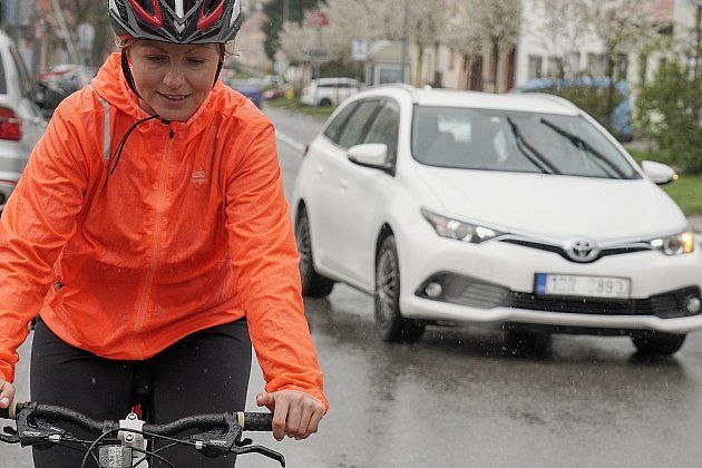 Se vstupem cyklistů na silniční scénu je potřeba vědět, kdy a jak správně je předjíždět., zdroj: Ilustrační Deník/Přemysl Spěvák