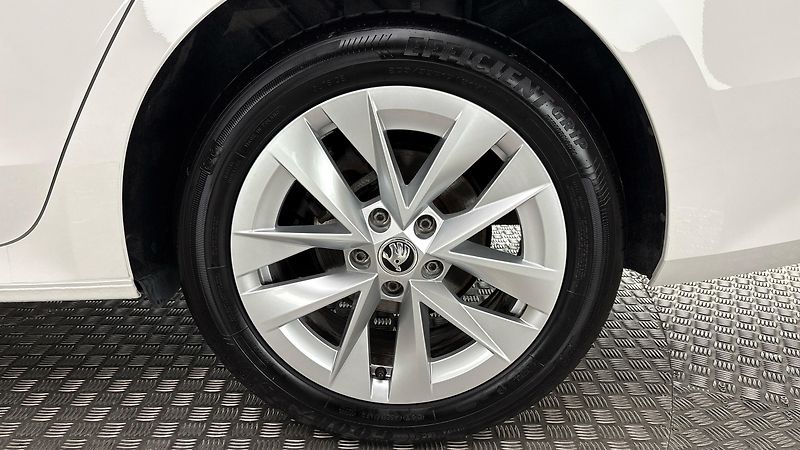 Škoda Octavia 2.0 TDI DSG Style Combi - fotka 19 z 27
