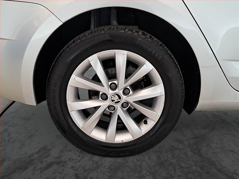 Škoda Octavia (2019) 1.6 TDI, Automat, Serv.kniha - fotka 15 z 20