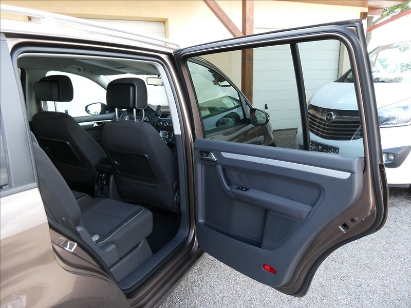 Volkswagen Touran 1,6 TDi 77kW CUP,7.míst,naviga - fotka 24 z 46
