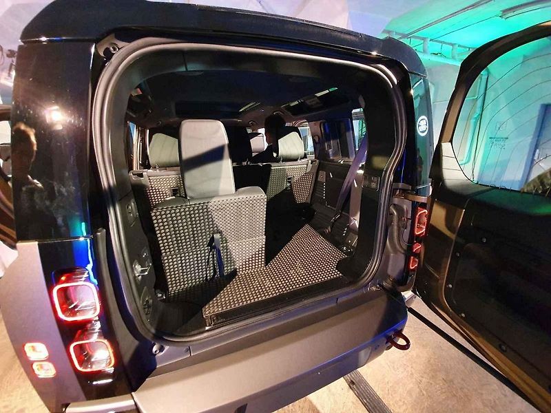 Land Rover Defender se představil v bývalé Pragovce v pražských Vysočanech.