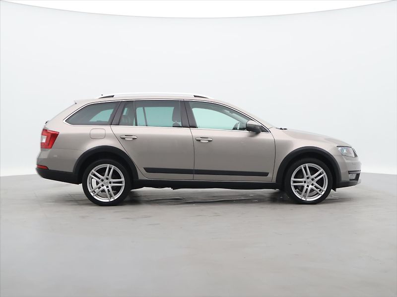 Škoda Octavia 2.0 TDI 135kW DSG Scout Xenon - fotka 8 z 28