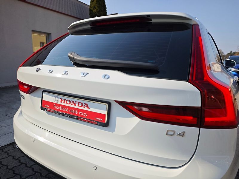 Volvo V90 (2019) 2.0 D4 Momentum 140kW 8AT - fotka 39 z 43