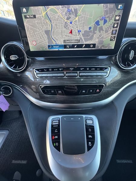 Mercedes-Benz Třídy V (2023) V300d L LUX 6/7+1 PANO 4M - fotka 18 z 21