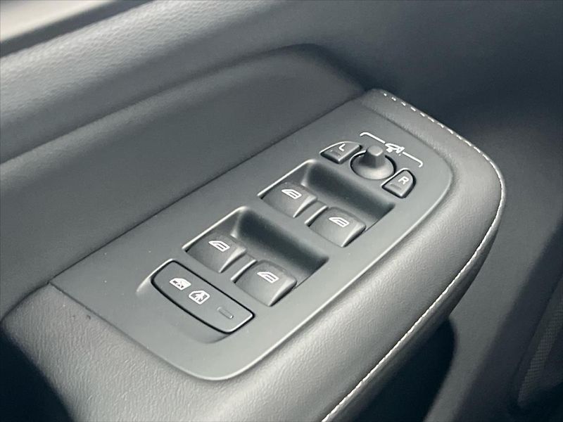 Volvo V60 2,0 145kW FWD PLUS DARK  B4 - fotka 20 z 26