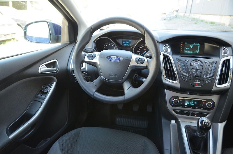 Ford Focus (2014) 1.0 EB 74kW TREND 2x kola - fotka 17 z 35