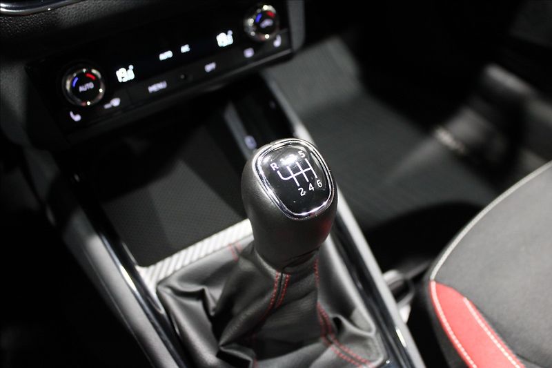 Škoda Kamiq 1,5 TSI 110kw MC 1.maj CZ - fotka 26 z 32