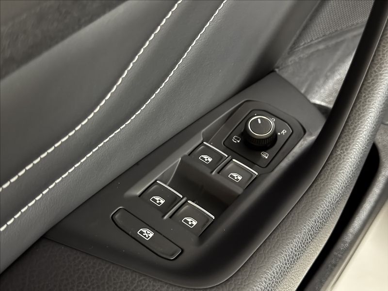 Volkswagen Passat 2,0 TSi  DSG Elegance Virtual - fotka 20 z 47