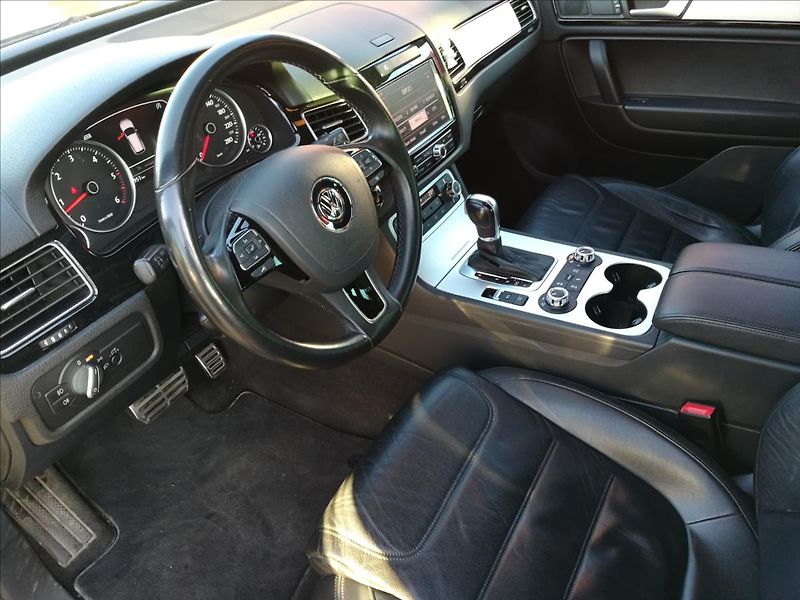 Volkswagen Touareg 3,0 TDI V6 Tiptronic - fotka 13 z 27