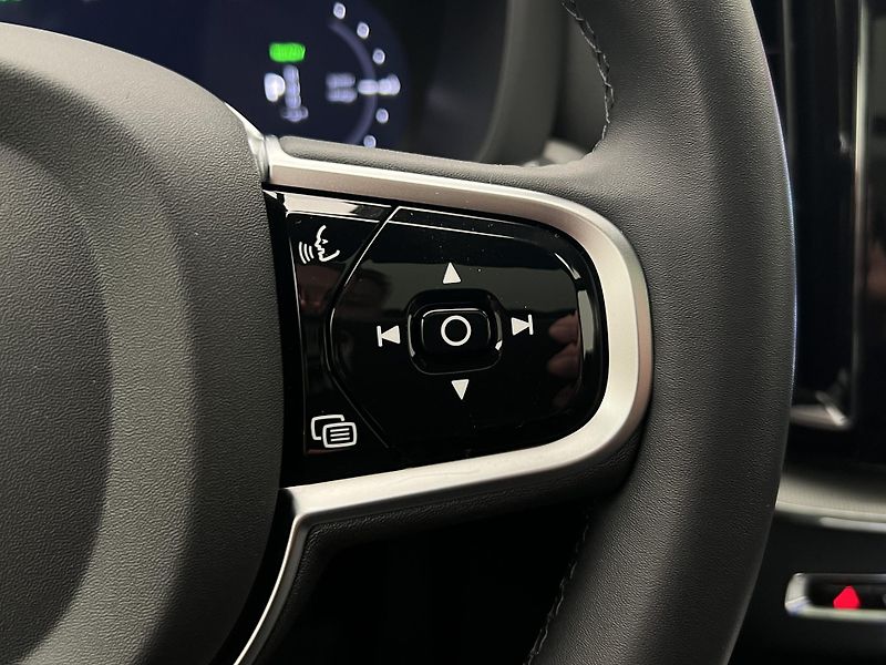 Volvo XC60 T6 AWD DARK PLUS RECHARGE AUT - fotka 27 z 49