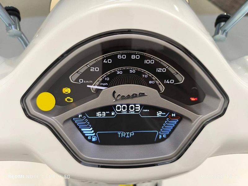 Vespa Primavera 125 3V ABS (2025) E5+ Bianco Innocente - fotka 9 z 9
