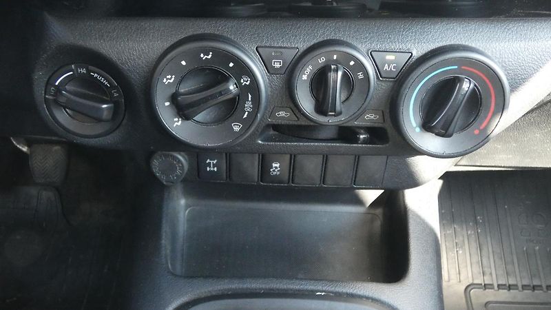Toyota Hilux 2.4 D-4D Double Cab 4x4 Live - fotka 15 z 23