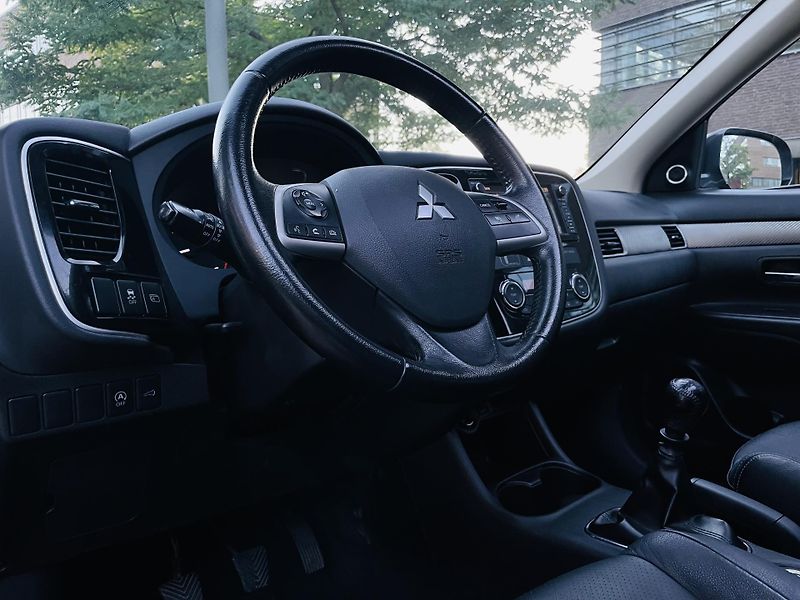 Mitsubishi Outlander 2.2D 4x4 7MÍST KAMERA SERVISKA - fotka 27 z 47
