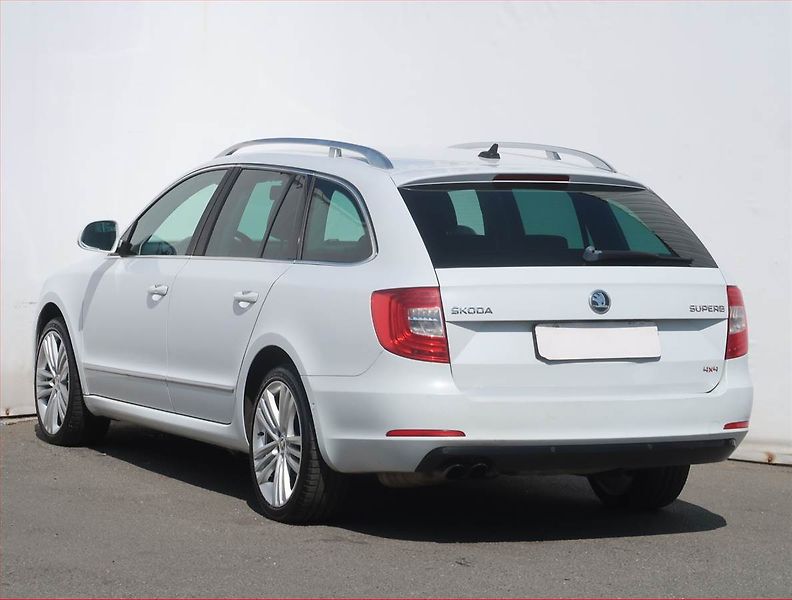 Škoda Superb (2014) Elegance 2.0 TDI, 4X4 - fotka 4 z 22