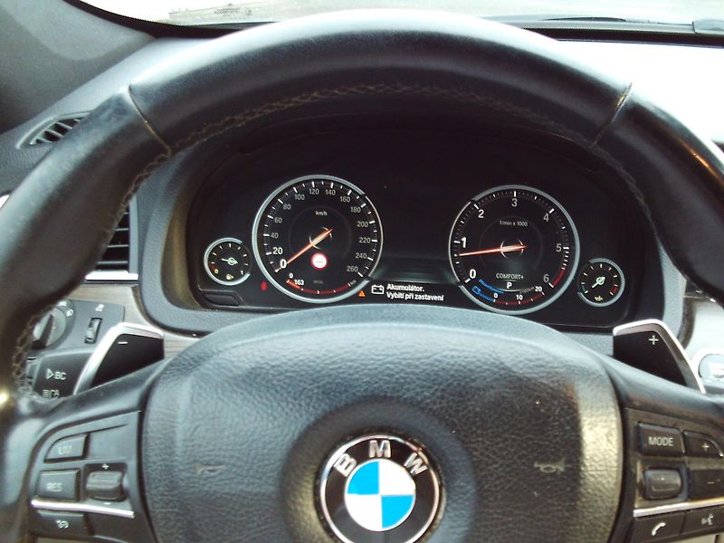 BMW Řada 5 530d xDrive - fotka 12 z 14