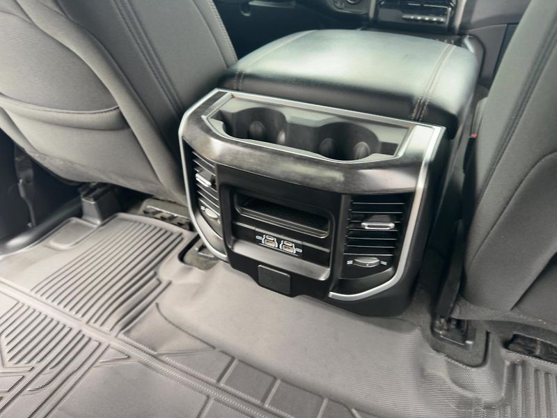 Dodge RAM 1500 (2023) Bighorn 5,7 Hemi Lonestar Crew - fotka 12 z 20