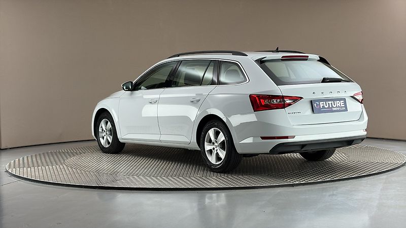 Škoda Superb 2.0 TDI Ambition Combi - fotka 2 z 25