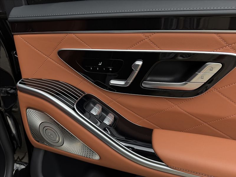 Mercedes-Benz Třídy S 400d AMG 4Matic - fotka 35 z 36
