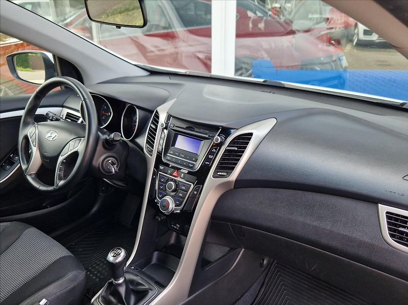 Hyundai i30 1,6 i 1.MAJITEL POUZ AUTORIZAK - fotka 16 z 32