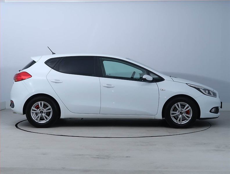 Kia Ceed (2015) 1.4 CVVT, Serv.kniha, Tempomat - fotka 6 z 18