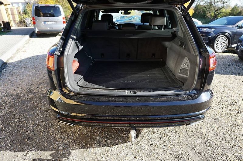 Volkswagen Touareg (2019) R-LINE 3,0 TDI V6 210 kW - fotka 12 z 48