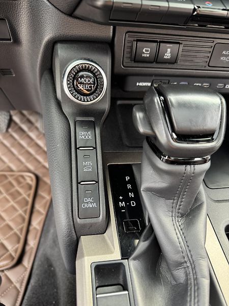 Toyota Land Cruiser (2023) 2.8 D-4D 4x4 Executive Skyview - fotka 20 z 33