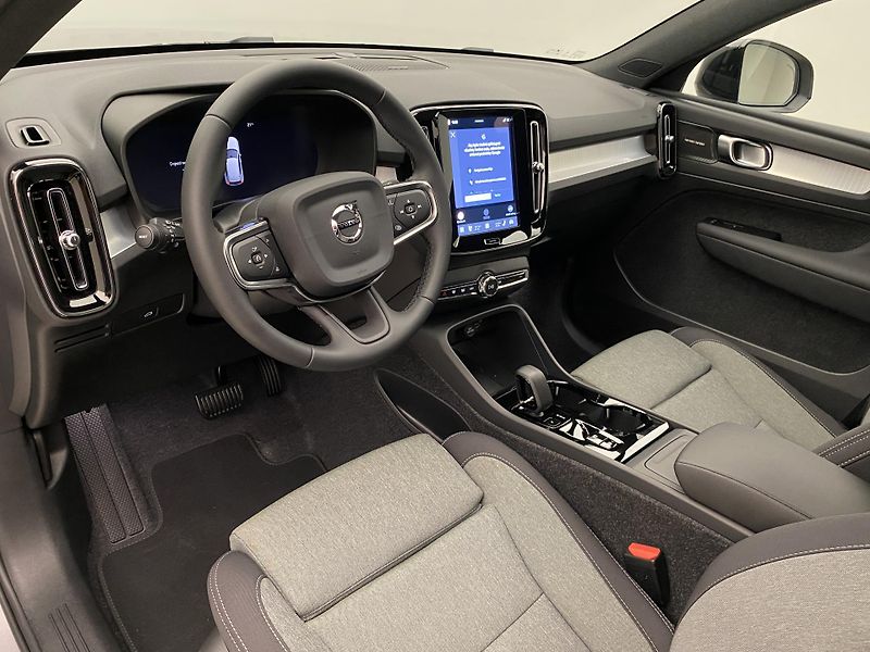 Volvo XC40 (2025) B3 AUT DARK PLUS - fotka 25 z 48