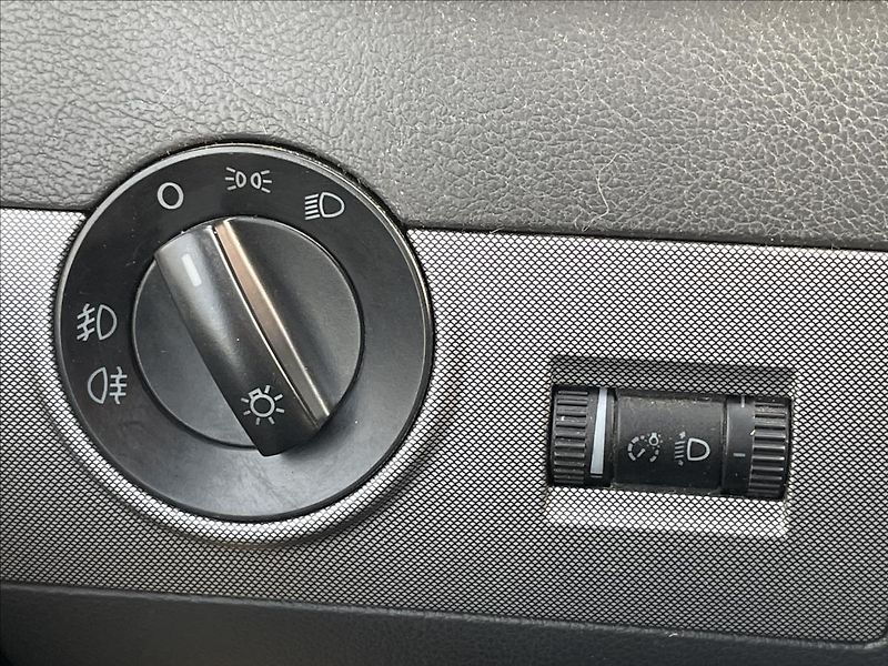Volkswagen Multivan 2,5 TDI 95kW*tažné*aut. klima* - fotka 13 z 40