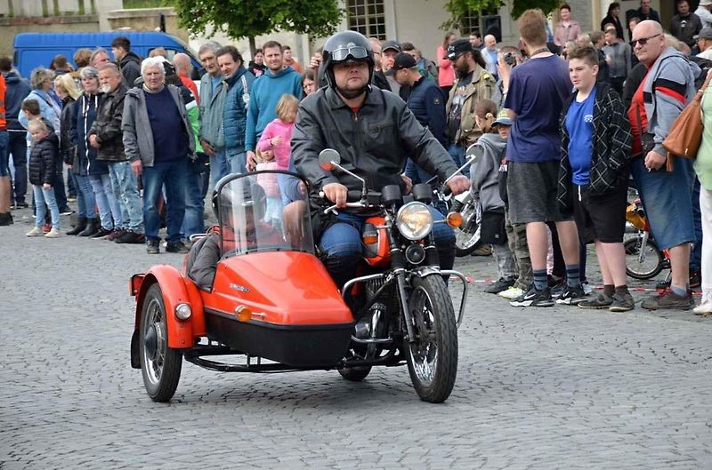 Veteránský závod odstartoval ve Velvarech na náměstí. Cíl byl na náměstí ve Slaném.