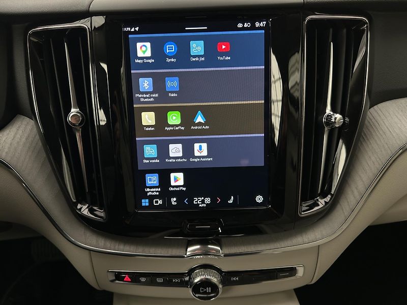 Volvo XC60 2.0 B4 4x4 PLUS  Black - fotka 21 z 28