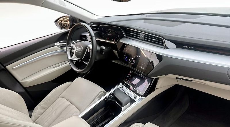 Audi Q8 e-tron SB 55 Q 360k Pano Taž Bílý in. - fotka 11 z 25