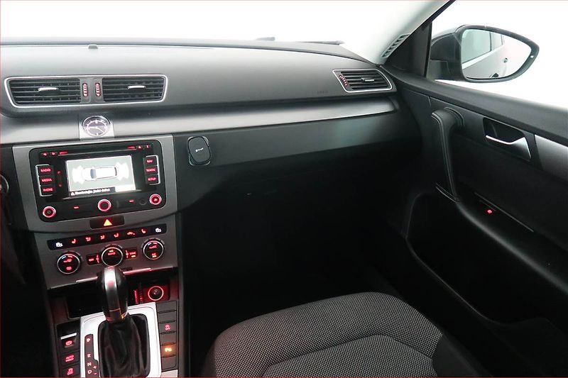 Volkswagen Passat (2014) 2.0 TDI, Automat, Navi, Xenony - fotka 8 z 20