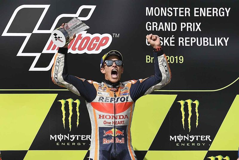 Motocyklová legenda Valentino Rossi při závodě na Masarykově okruhu v roce 2019.
