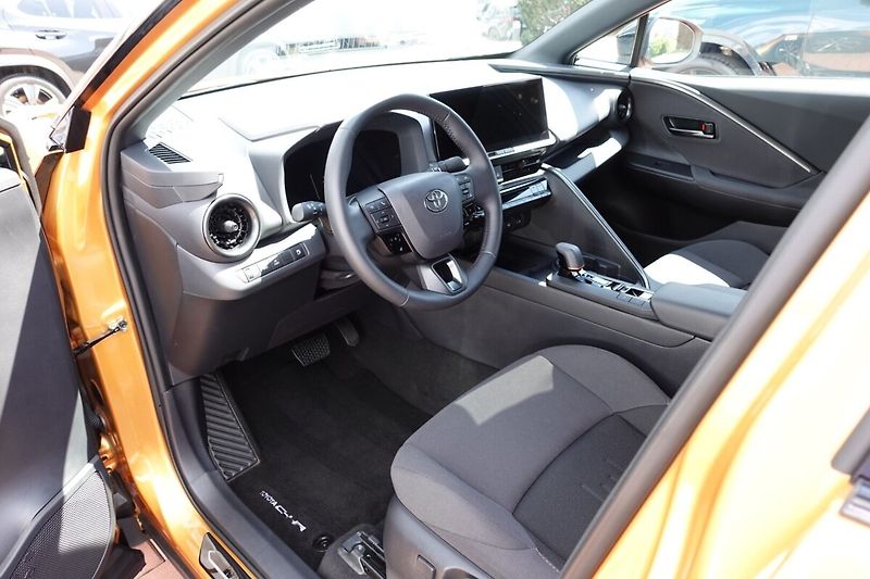 Toyota C-HR 2,0 PHEV Plug-in Style bi-tone - fotka 11 z 33