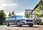 Volvo V90 T8 Twin Engine. Emise 49 g/CO2 na km. Spotřeba 2,2 l/100 km.