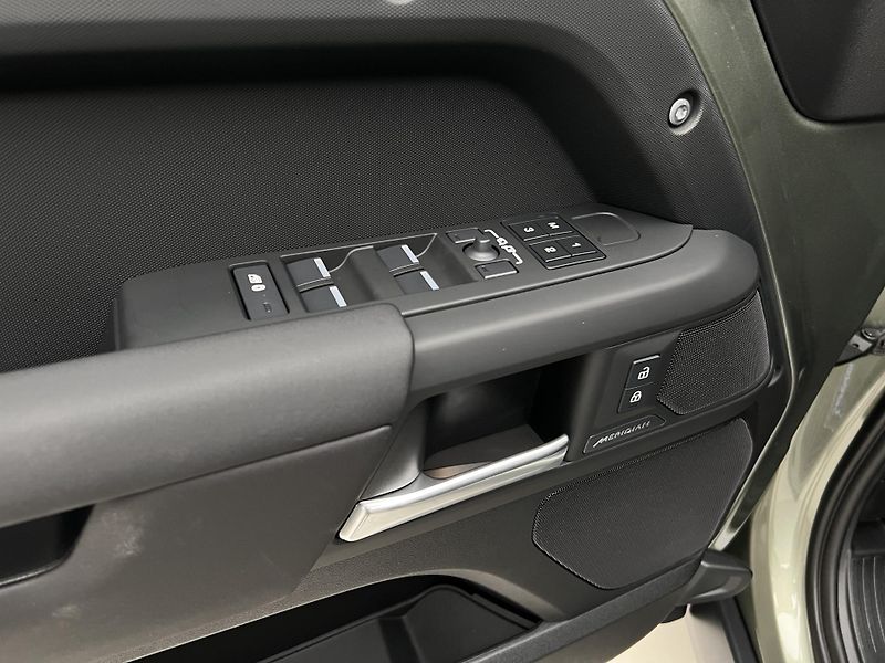 Land Rover Defender 110 D300 X-DYNAMIC SE AWD AUT - fotka 42 z 43