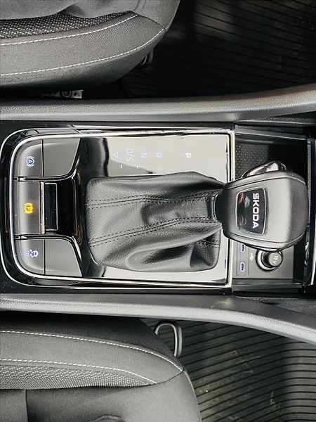 Škoda Karoq 1,5 TSI 110kW DSG Selection - fotka 17 z 26